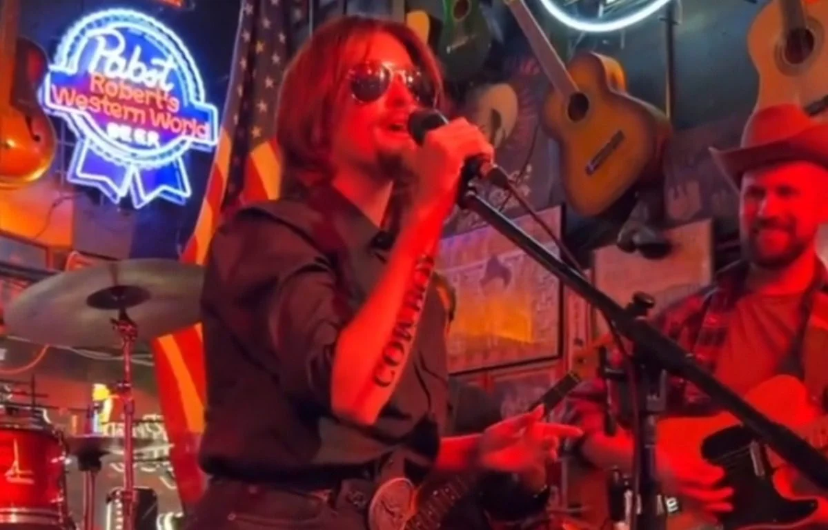 Kacey Musgraves Performs Surprise Set at Robert’s Western World in Nashville Dressed as Ronnie Dunn to Celebrate Upcoming Album Middle of Nowhere