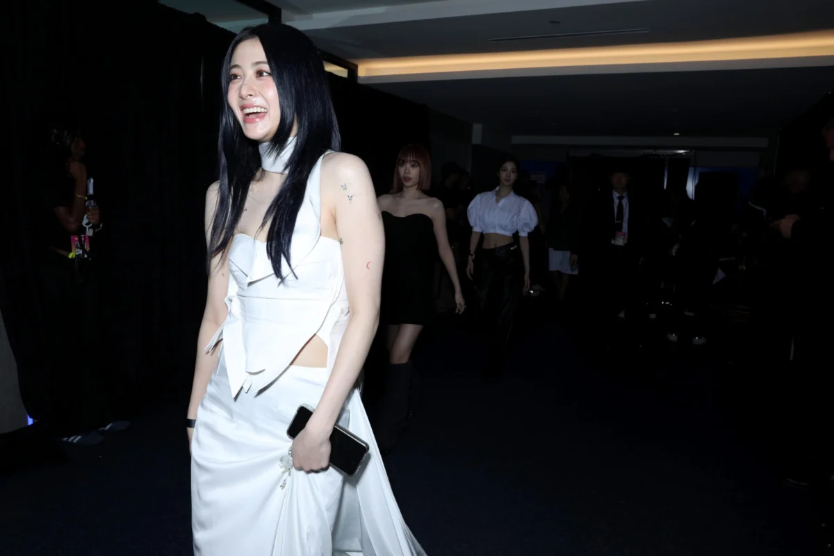 Huh Yunjin of LE SSERAFIM Channels Taylor Swift’s Iconic ‘Speak Now’ Era Hairstyle, Igniting Cross-Fandom Excitement