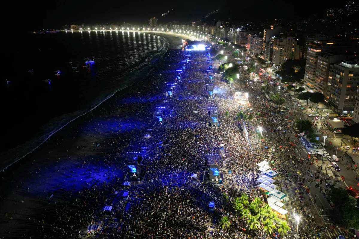 Shakira Transforms Copacabana Beach Into the Worlds Largest Concert Venue During Historic Free Performance in Rio de Janeiro