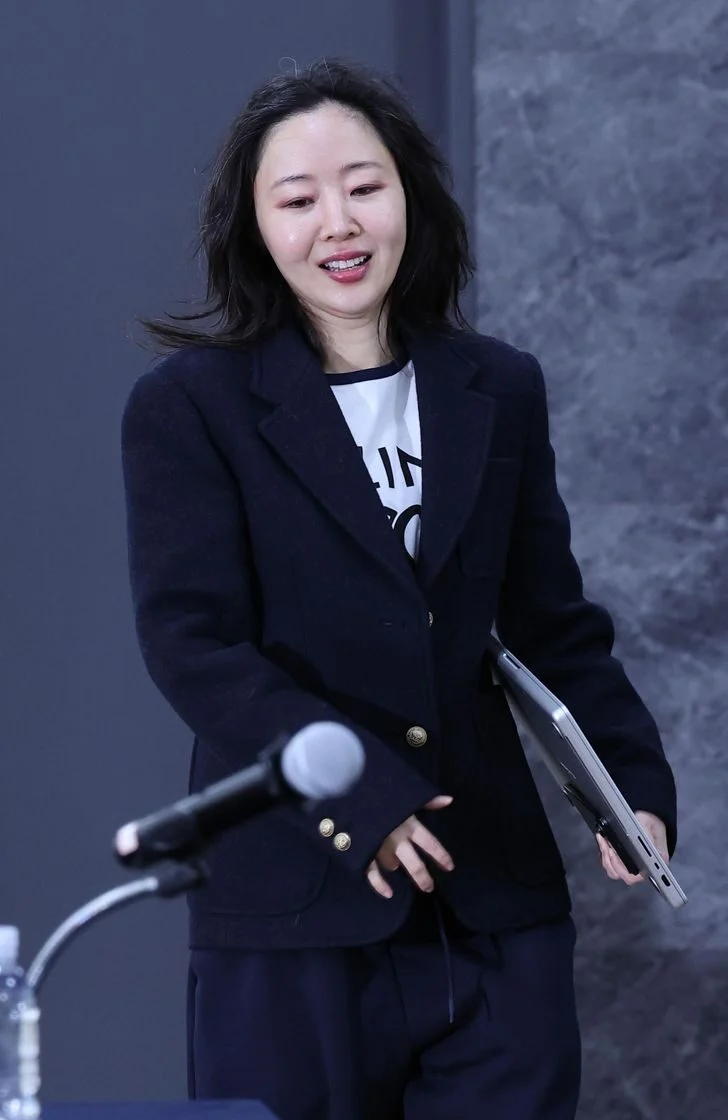 Dispatch Reports Allegations Against Min Hee Jin Regarding Intimidation of ADOR Staff and Unauthorized NewJeans Activities at ComplexCon Hong Kong
