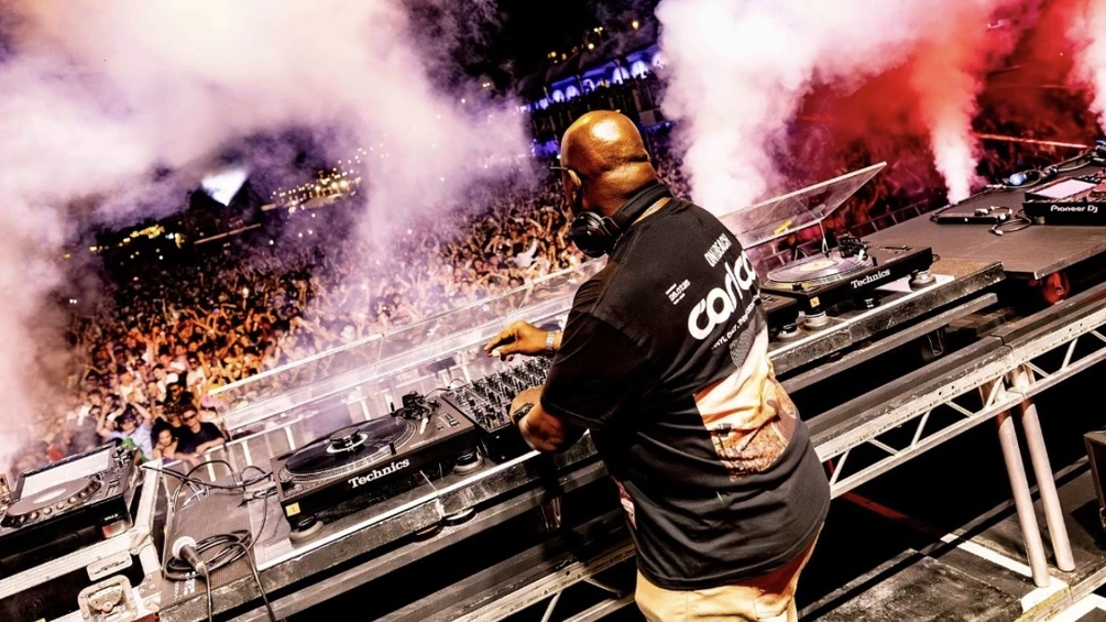 Watch Carl Cox’s Vinyl-Only Set from Brighton Beach 2025 Now Available for Global Streaming